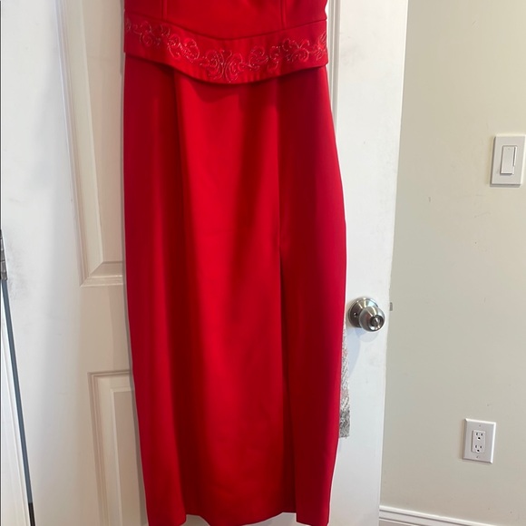 Elegant Red Evening Dress - Picture 3 of 6
